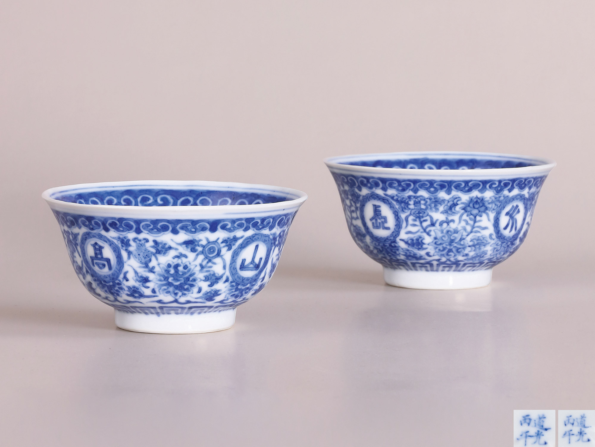 A PAIR OF BLUE AND WHITE‘CHARACTER’BOWLS