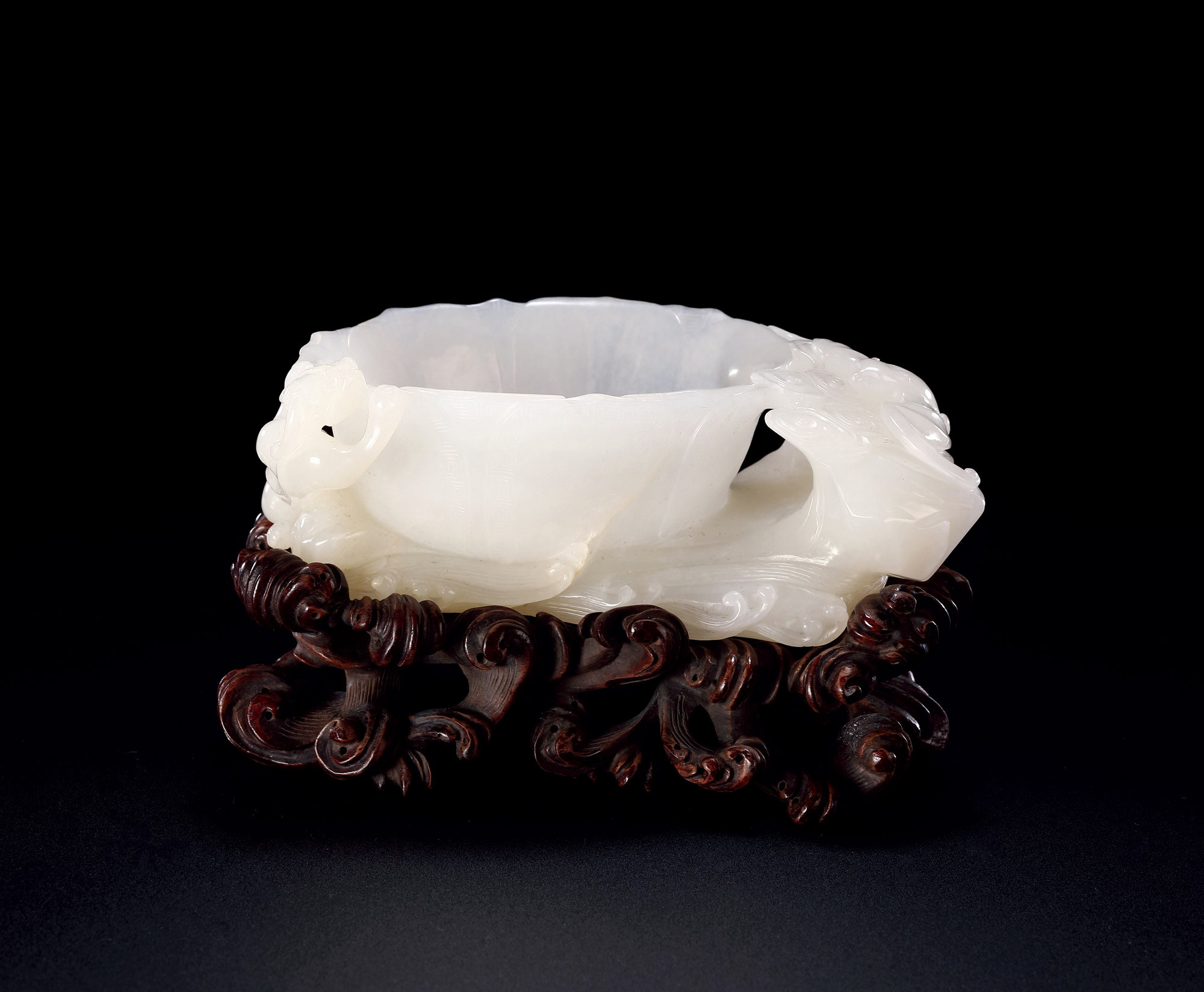 A WHITE JADE‘CLOUD AND BAT’WASHER