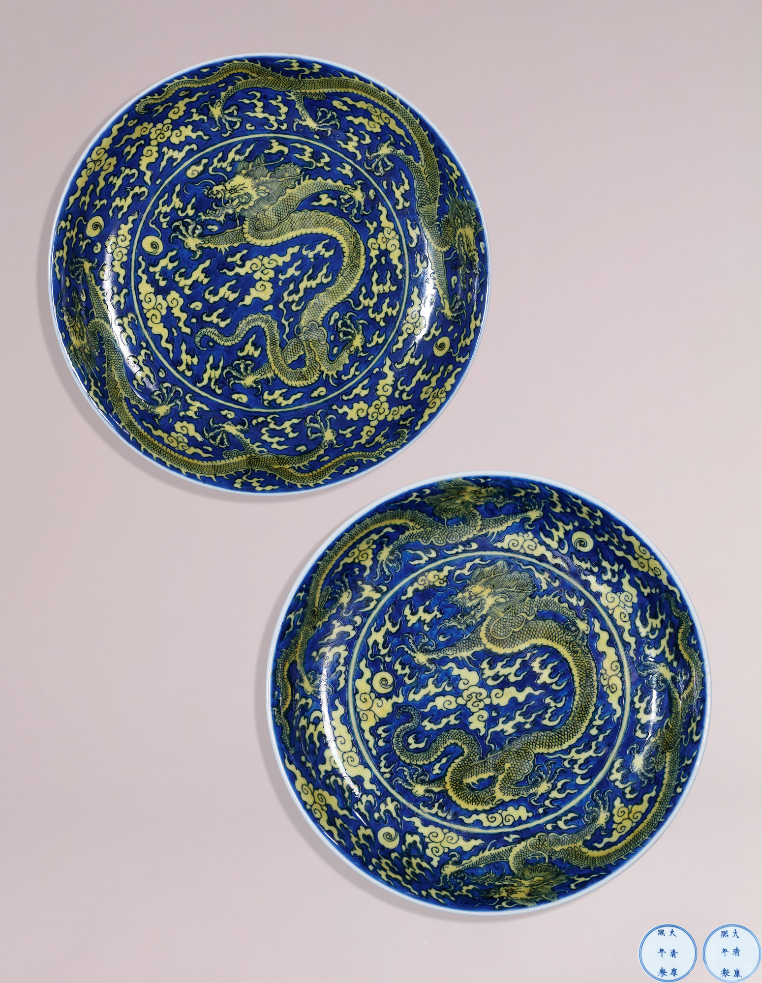 A PAIR OF BLUE AND WHITE WITH YELLOW ENAMELED‘DRAGON’DISHED