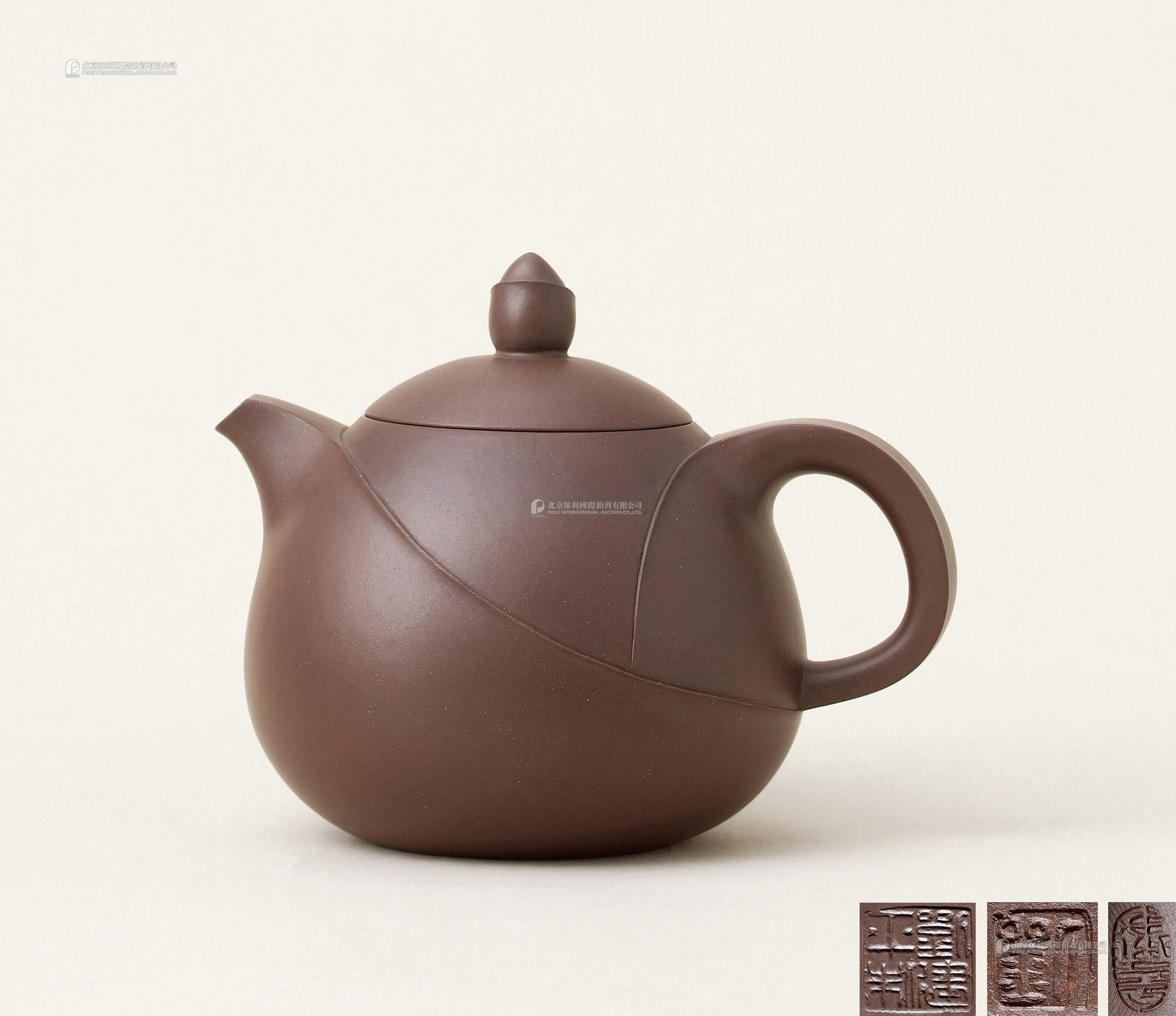 TEAPOT WITH FLOWER SHAPED KNOB