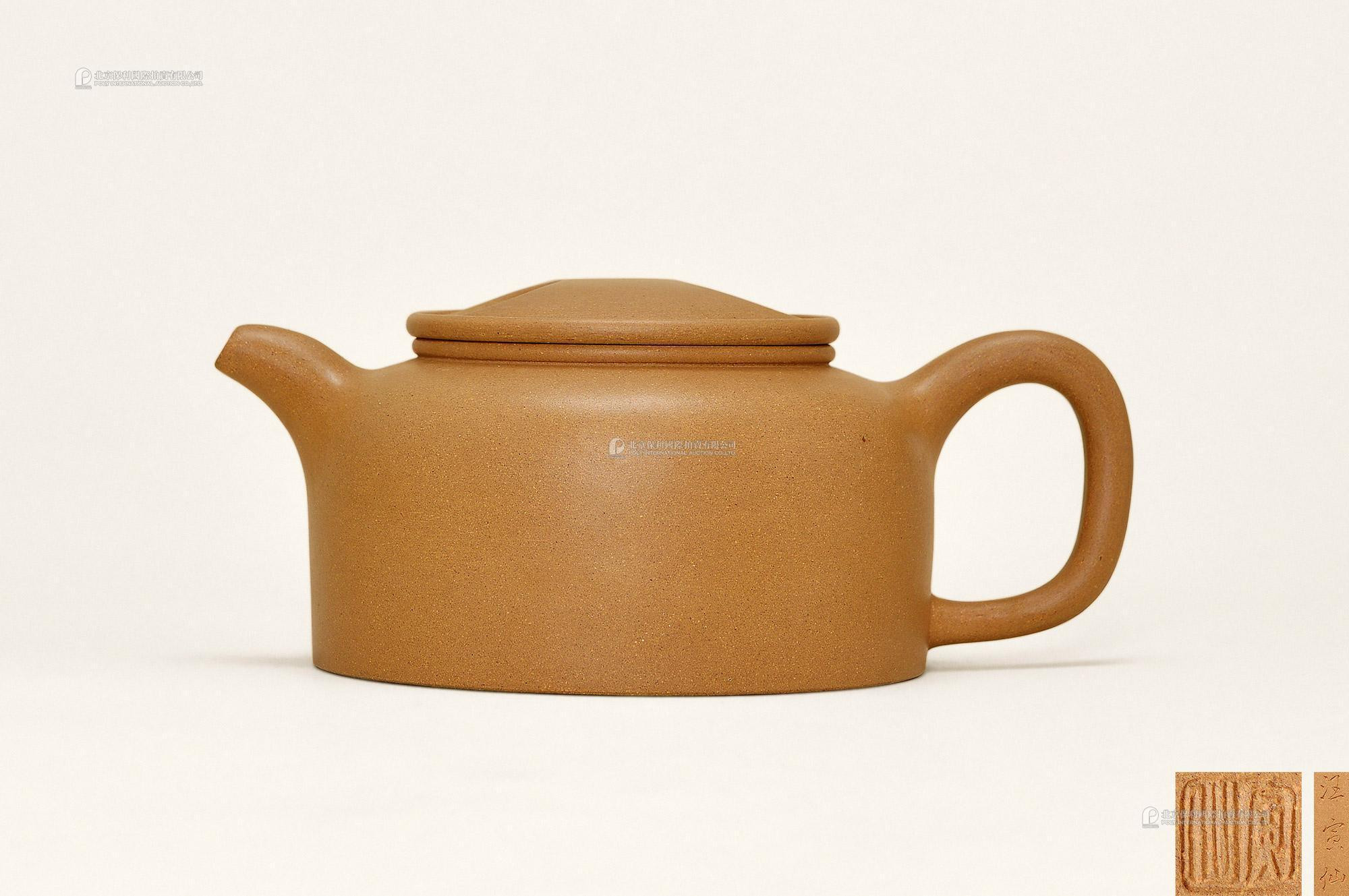 TEAPOT WITH OX-SNOUT SHAPED LID