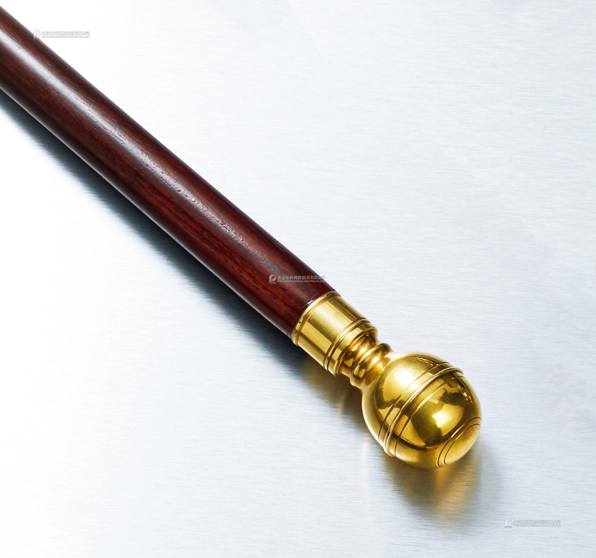 ENGLAND A WALKING CANE WITH BRONZE HANDLE AND COMPASS