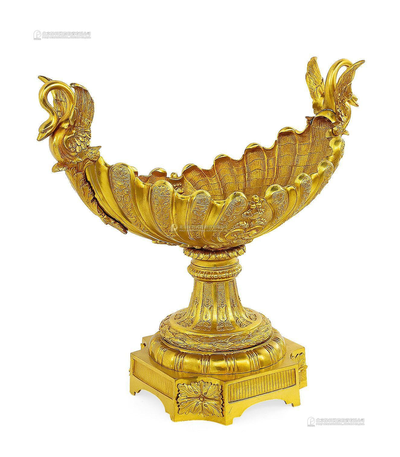A FRENCH EMPIRE STYLE GILT BRONZE DECORATIVE URN