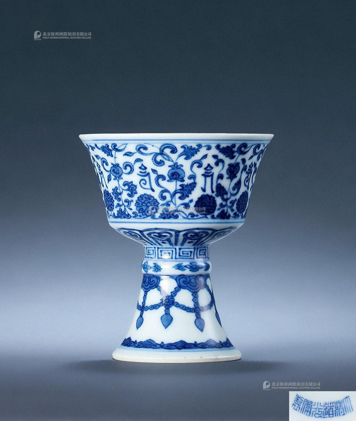 A BLUE AND WHITE FLOWERS CUP