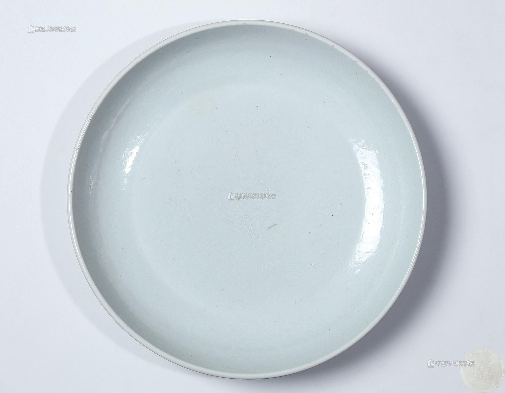 A WHITE-GLAZED PLATE WITH ENGRAVED  LOTUS