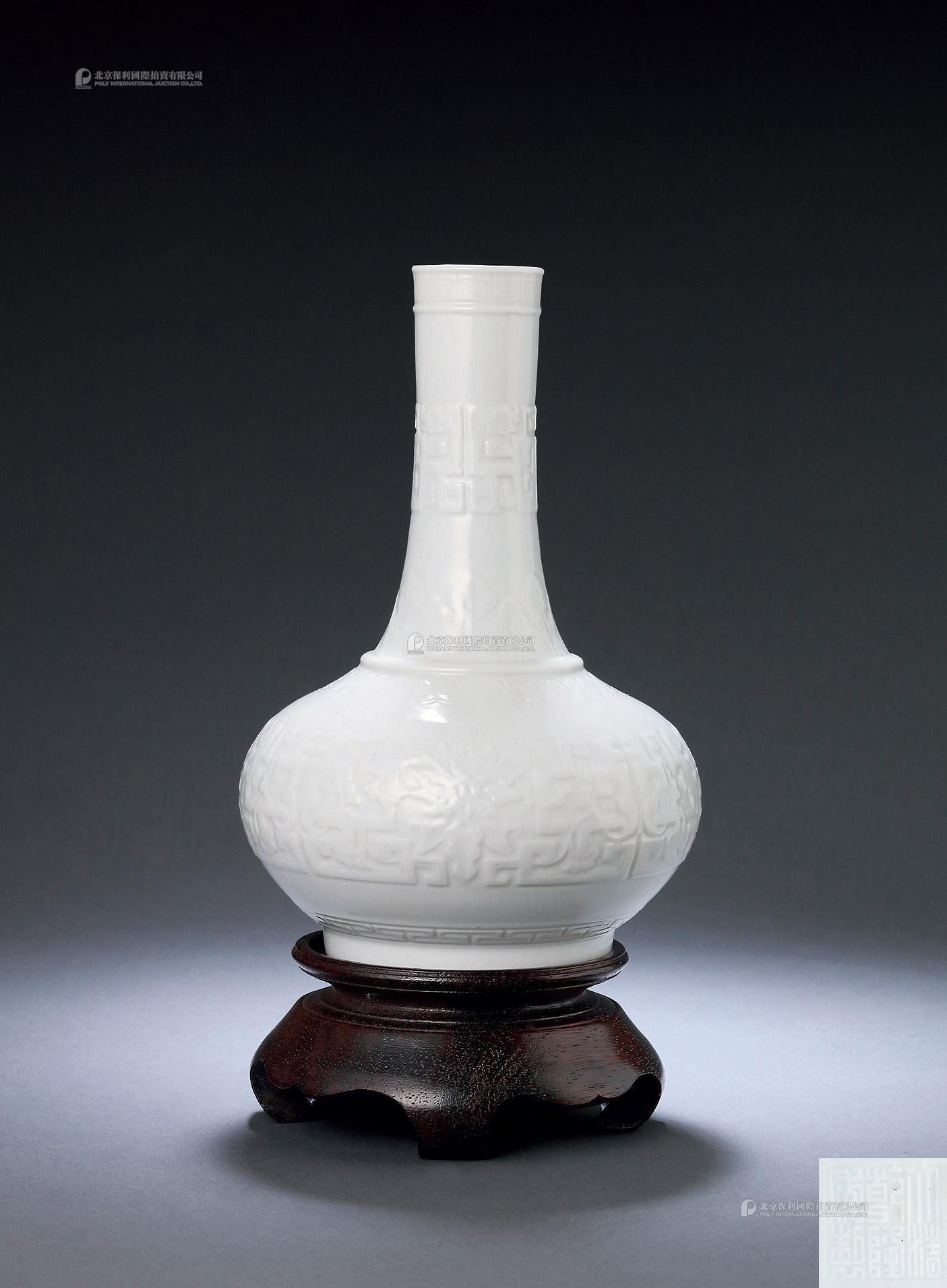 A WHITE-GLAZED VASE WITH FLOWERS AND DRAGON DESIGN