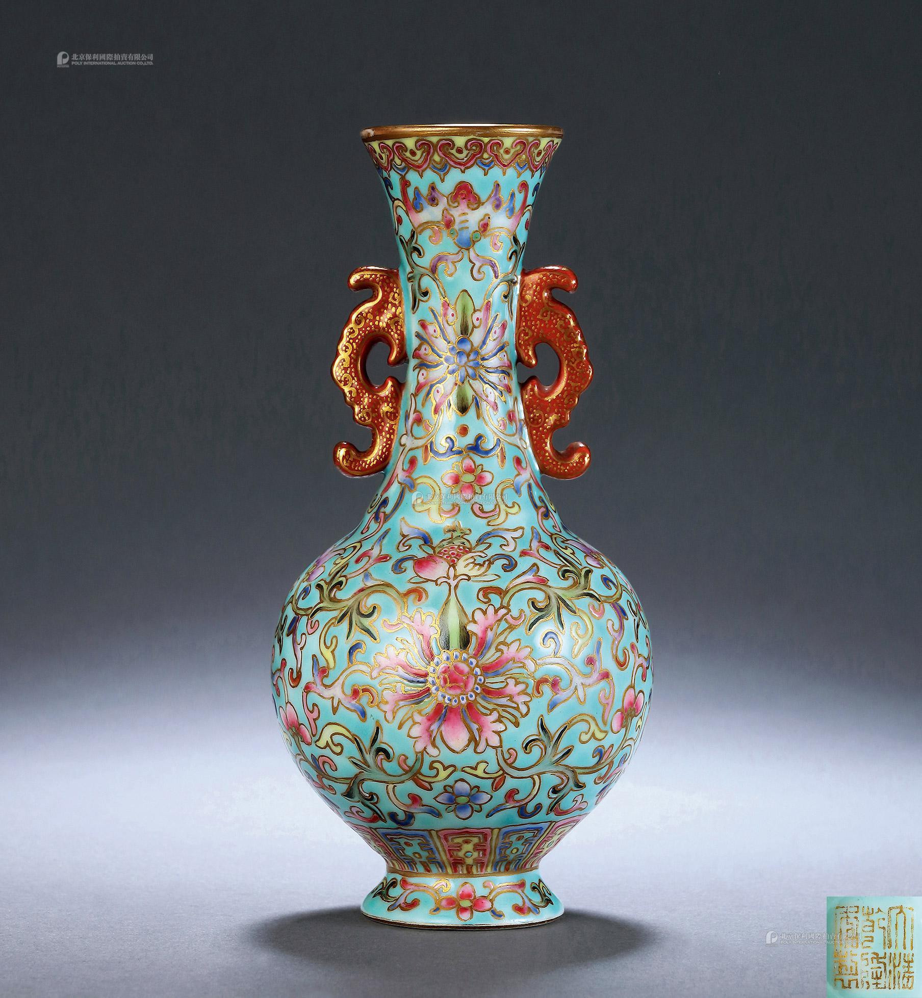 A TURQUOISE-GREEN-GROUND AND FAMILLE-ROSE GILTED VASE WITH HANDLES DESIGN