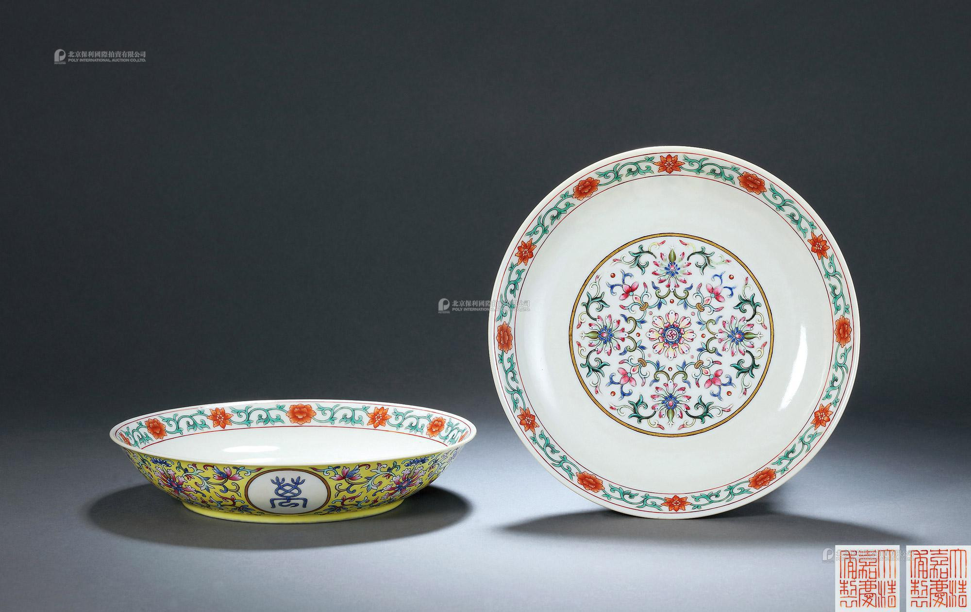 A PAIR OF YELLOW GROUND AND FAMILLE-ROSE PLATES