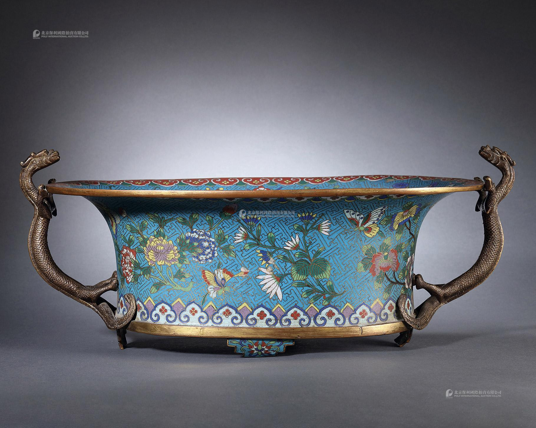 A LARGE CLOISONNÉ ENAMEL ‘FLOWER AND BUTTERFLY’ WASHER WITH DOUBLE DRAGON HANDLE