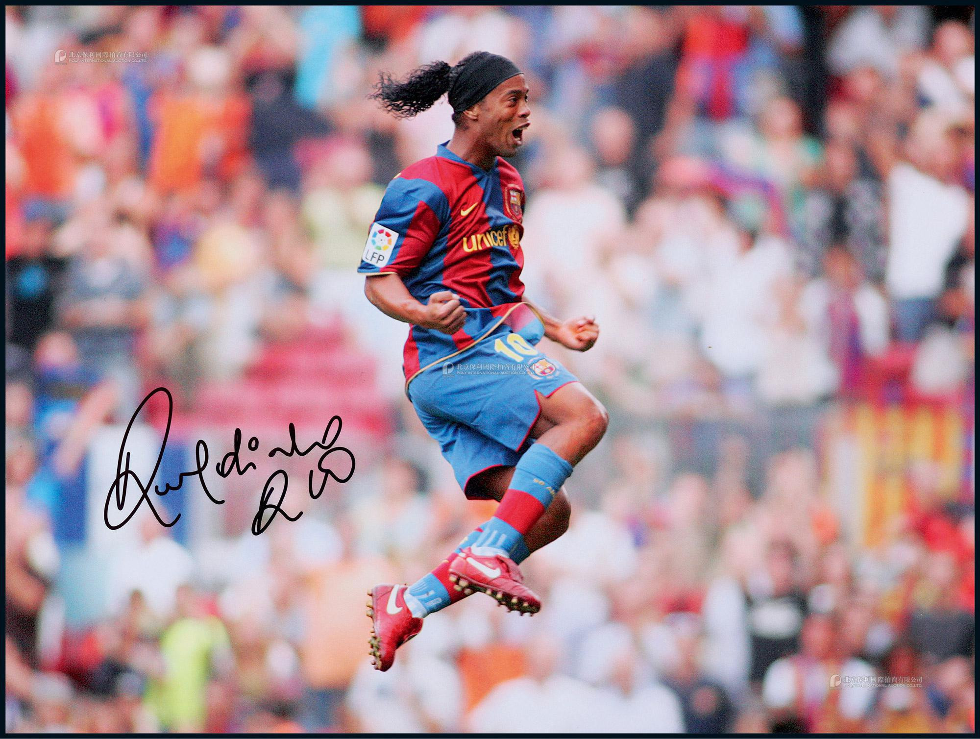 The autographed photo of Ronaldinho, the “FIFA world player”, with certificate