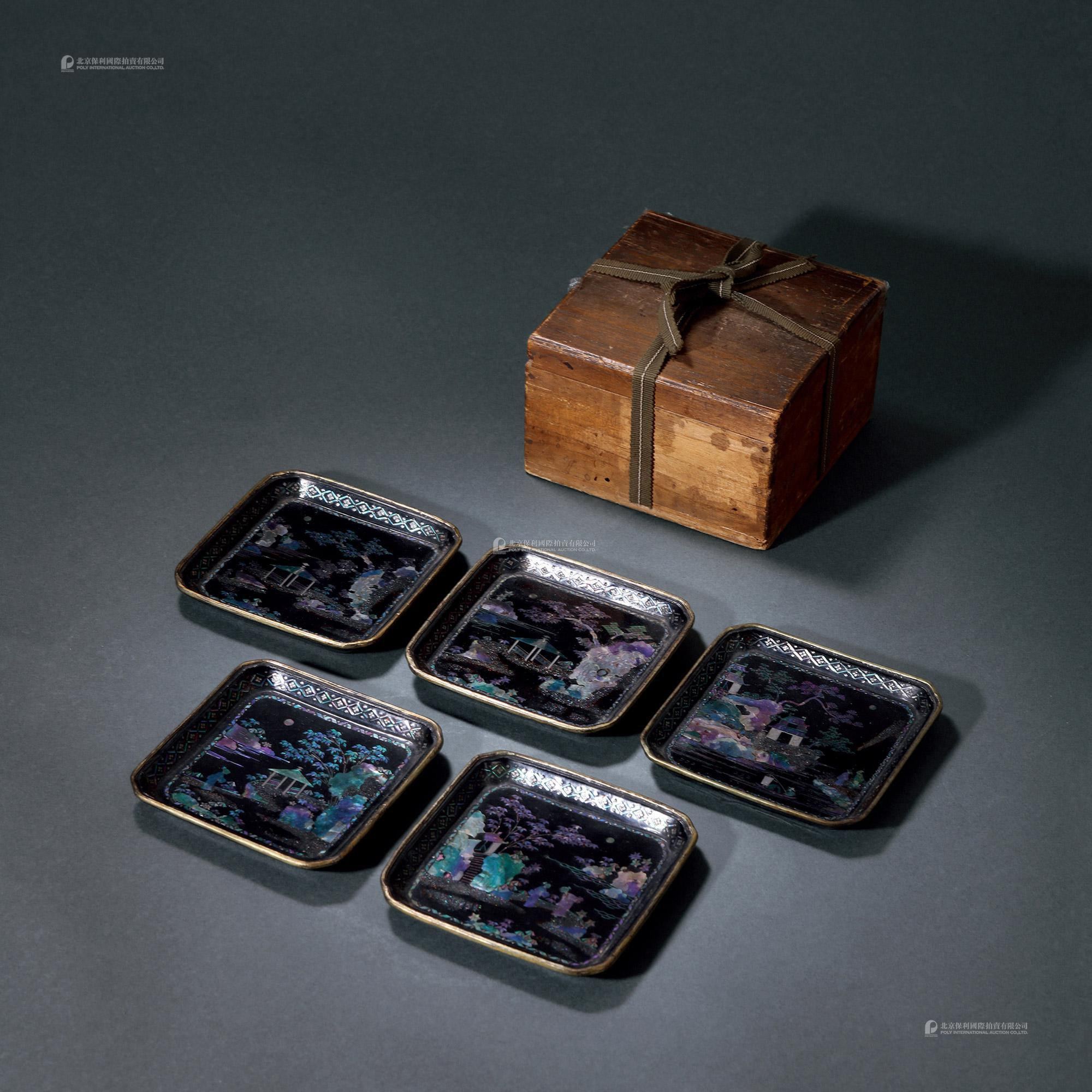 A SET OF FIVE SMALL BLACK LACQUER WITH MOTHER-OF-PEARL INLAID‘FIGURE AND LANDSCAPE PLATES