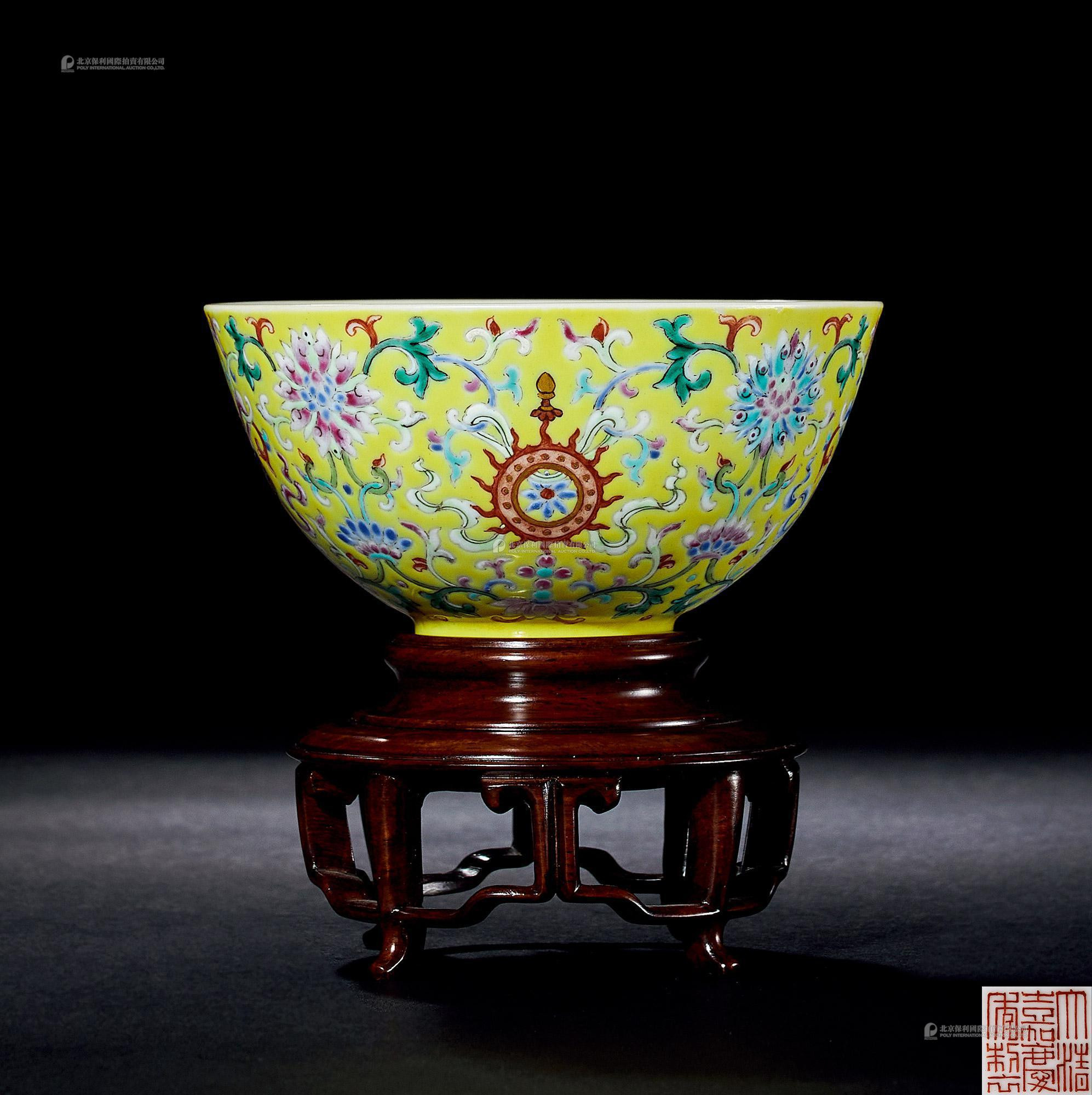 A YELLOW-GROUND FAMILLE-ROSE‘BUDDHIST EIGHT SYMBLES’ BOWL