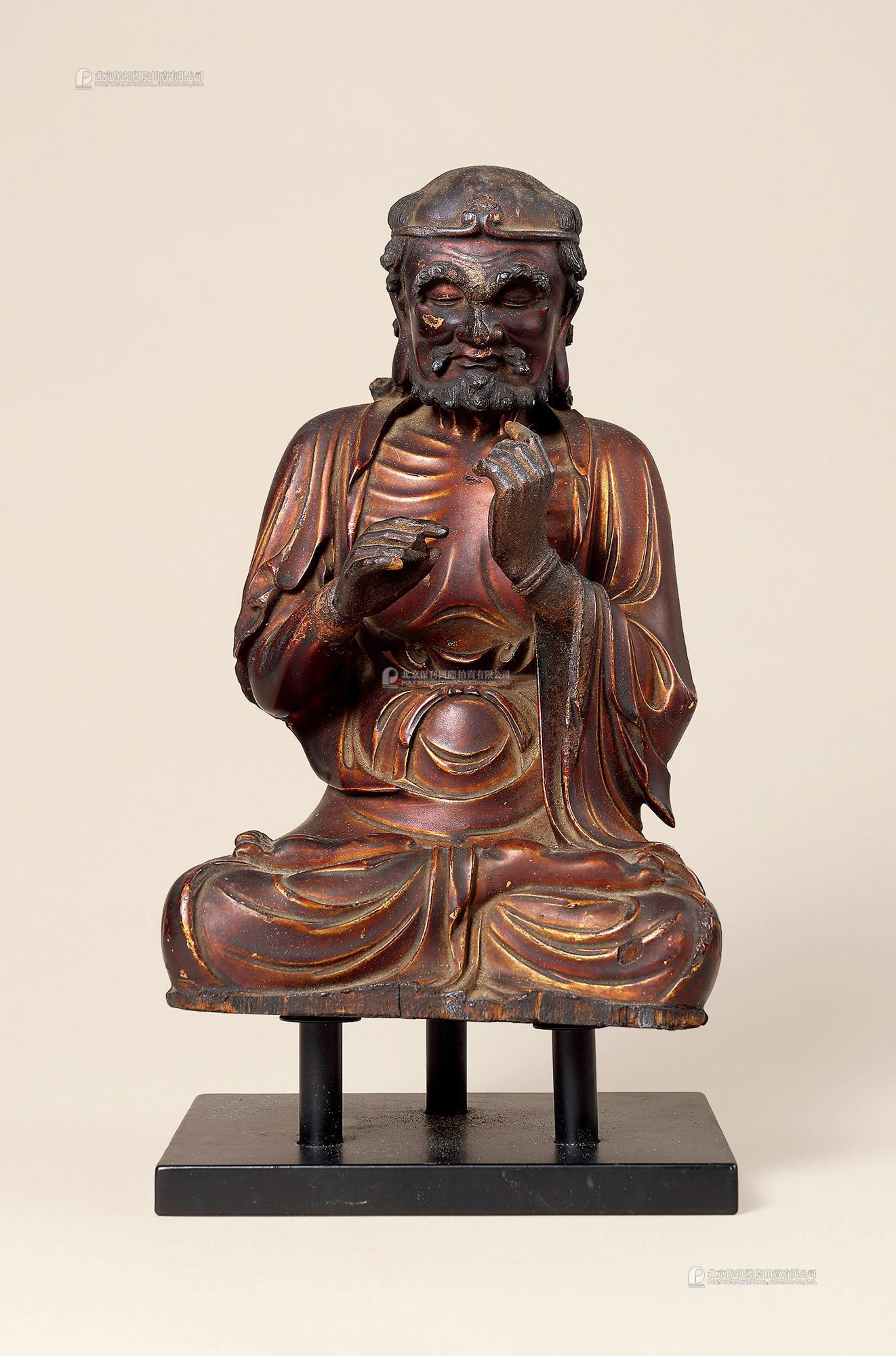 A GILT-PAINTED WOOD SITTING FIGURE OF DHARMA