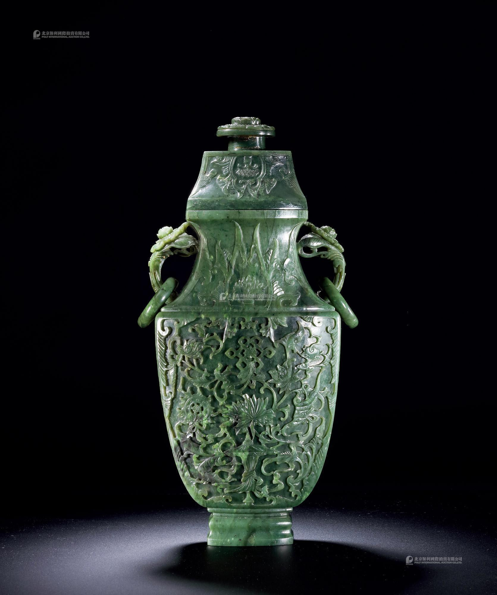 A SPINACH JADE‘LOTUS’VASE WITH COVER