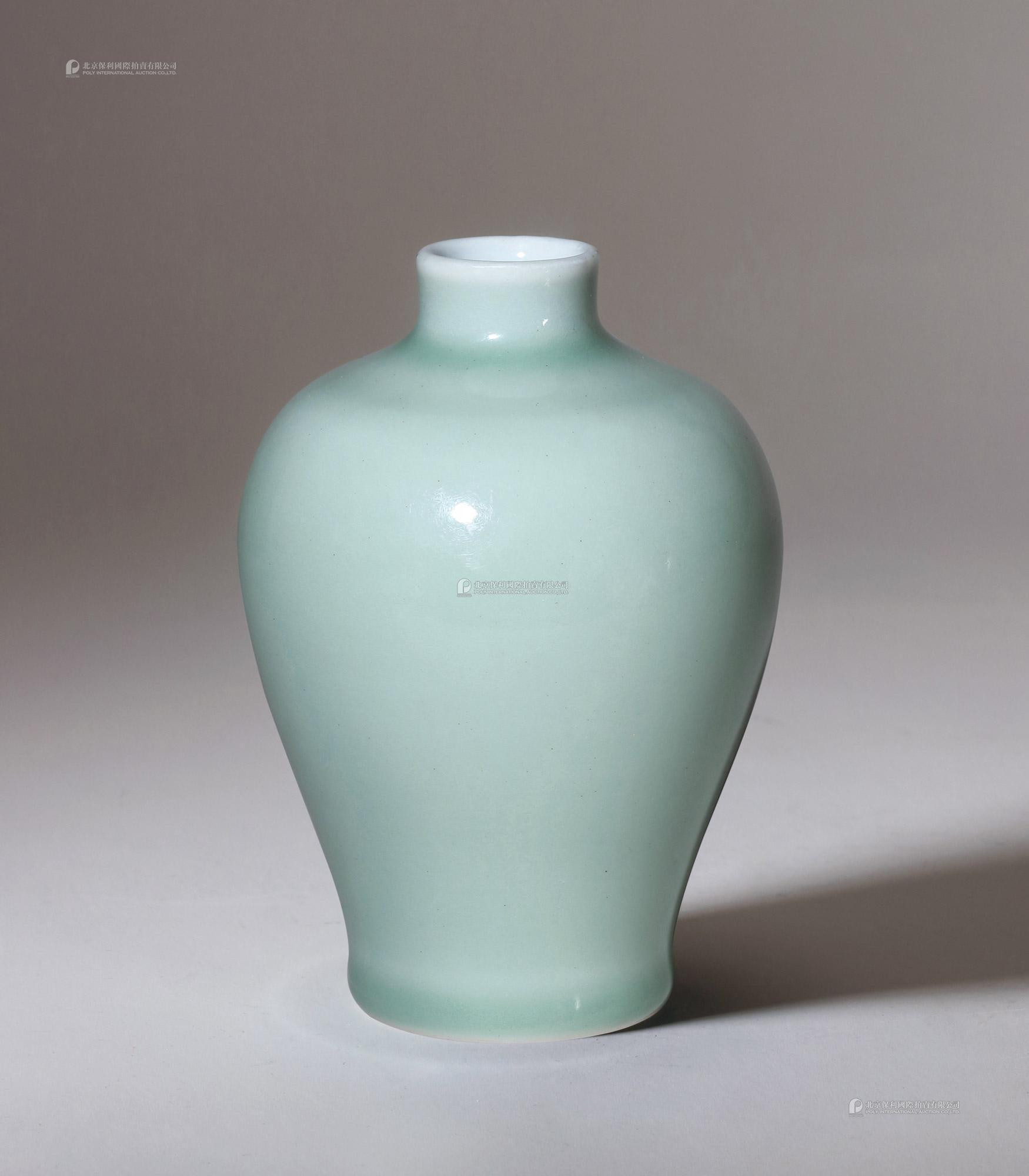 A RARE CELADON GLAZED VASE, MEIPING