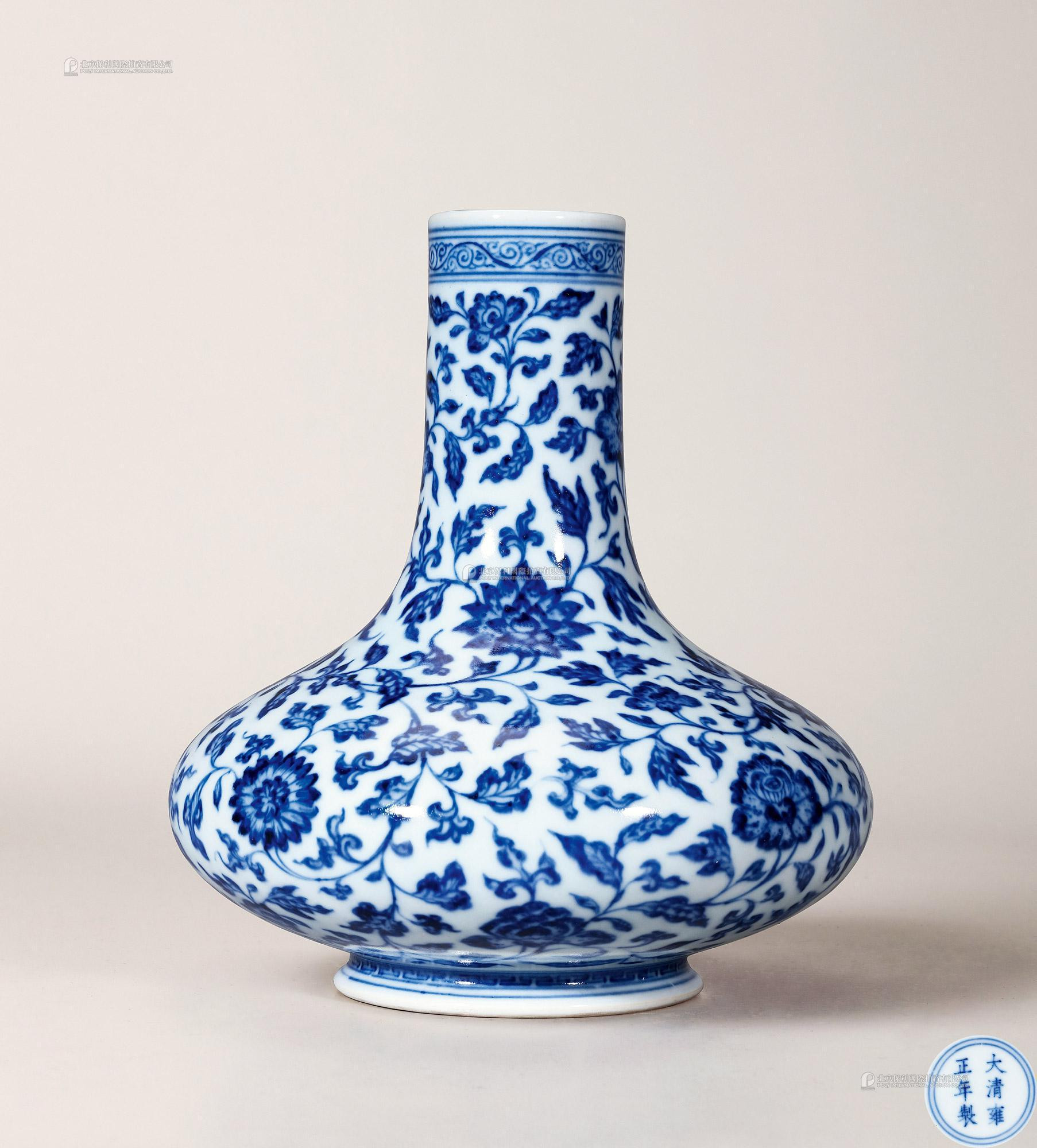 A RARE BLUE AND WHITE‘FLORAL’VASE