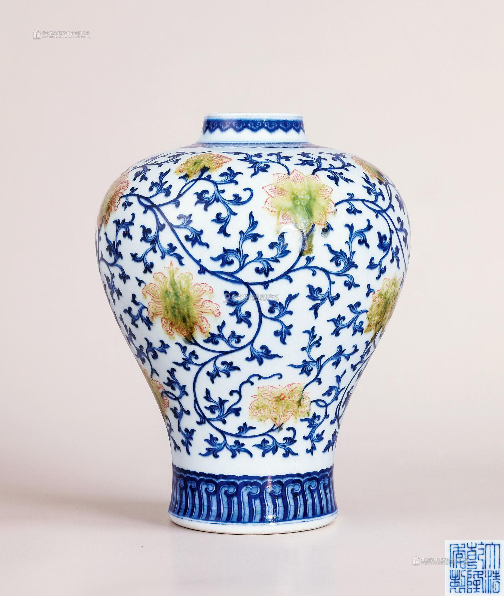 A RARE BLUE AND WHITE WITH COPPER-RED‘FLORAL’VASE, MEIPING